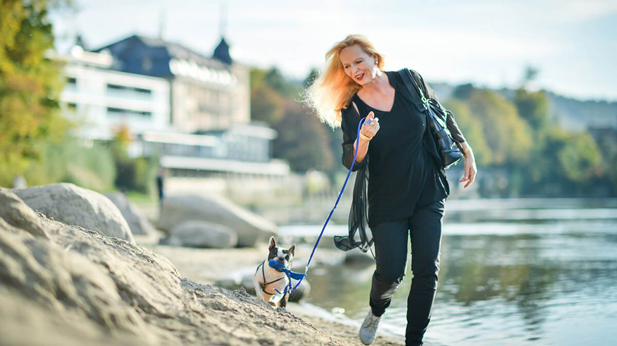 Psychotherapeutin Hilden mit ihrem Hund beim Spazierengehen